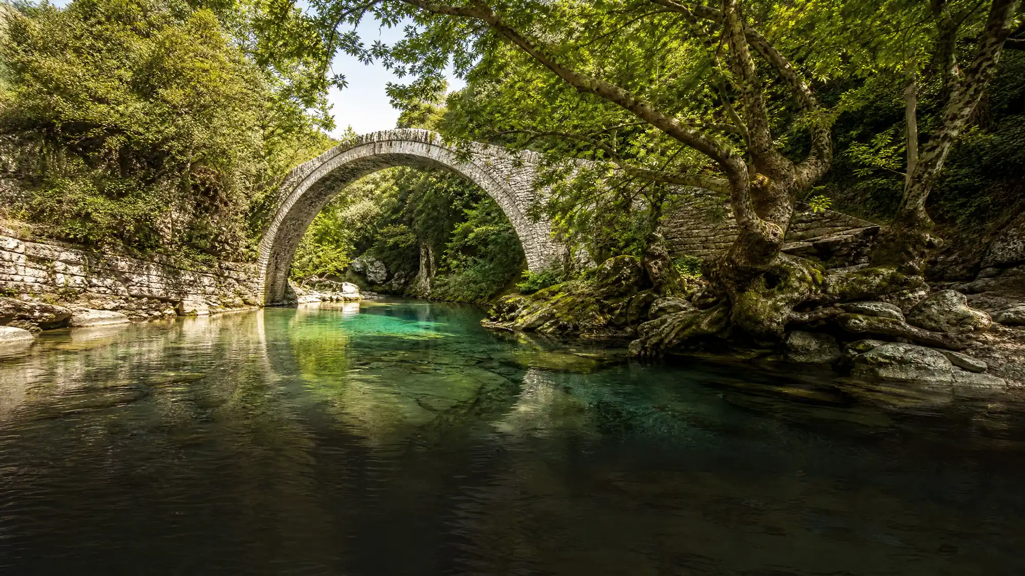 Raften Sie anfängerfreundliche Stromschnellen oder wandern Sie auf schattigen Wegen entlang eines der kältesten Flüsse Europas. Planen Sie Ihre Route durch den Vikos-Aoös-Nationalpark.