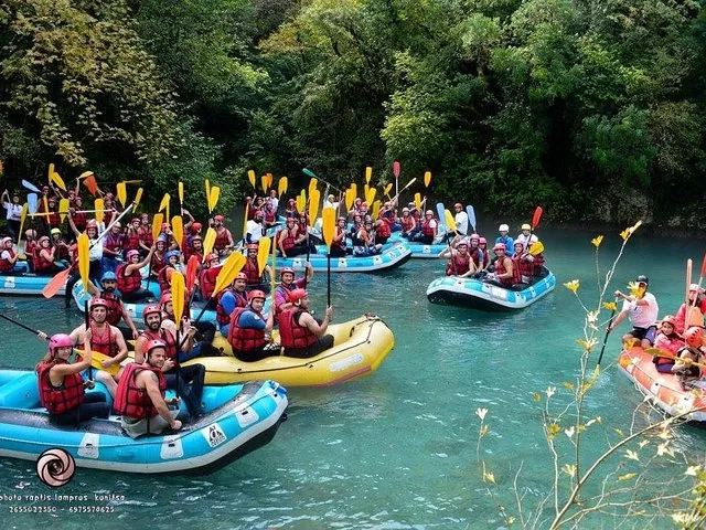 Muchos grupos en balsas inflables en un río azul y cristalino.