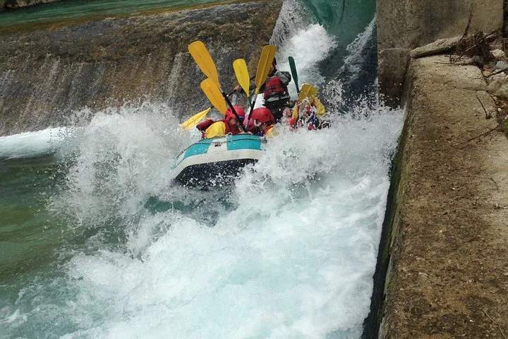 Menschen beim Wildwasser-Rafting über eine Stromschnelle im Voidomatis.