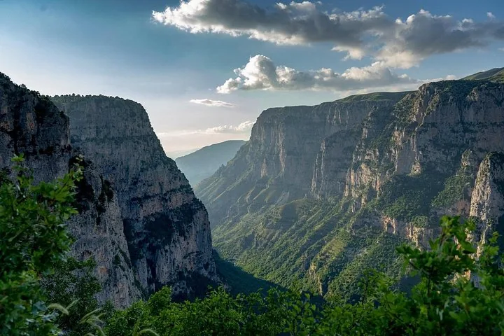 Ein atemberaubender Blick in eine tiefe Schlucht mit steilen Felswänden.