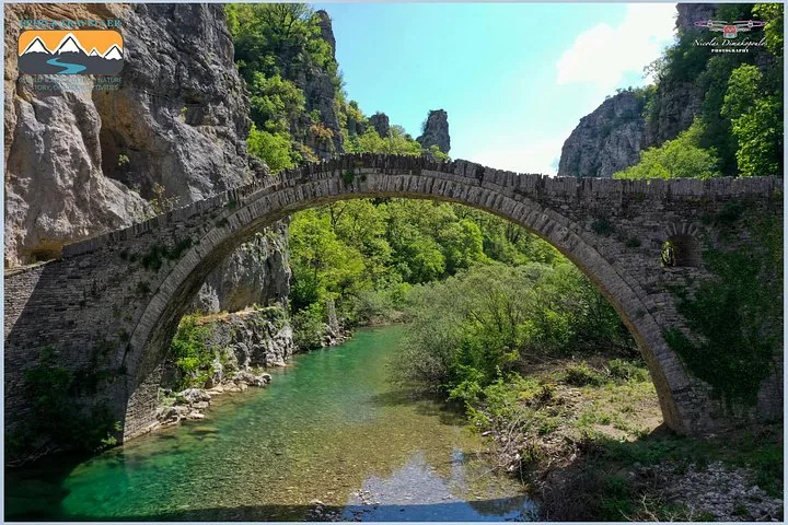 Eine malerische Steinbogenbrücke über die Schlucht des Voidomatis.