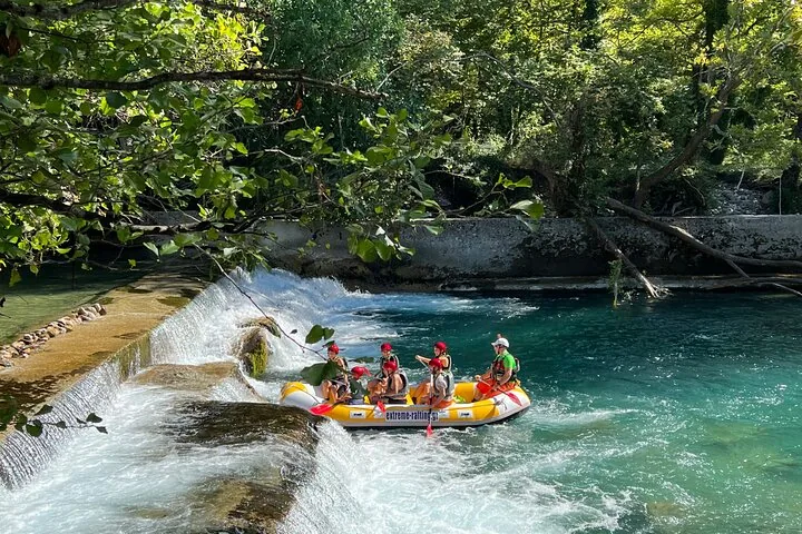 Un raft giallo che scende una piccola rapida nel Voidomatis.